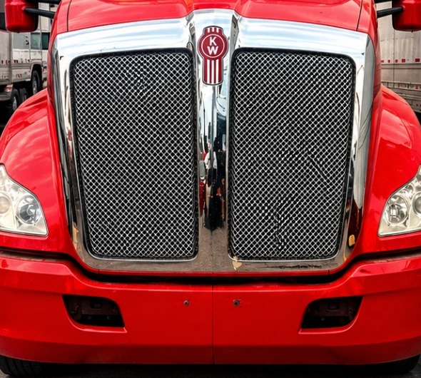 Detalle frontal auténtico del Kenworth T680 rojo, referencia KW-001