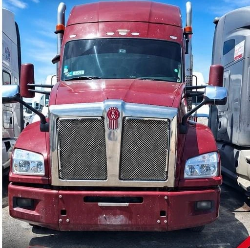 Fotografía real del Kenworth T680, modelo 2025, color Rojo, referencia KW-002