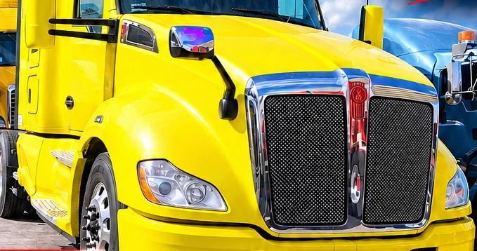 Fotografía real del Kenworth T680, modelo 2022, color Amarillo, referencia KW-003