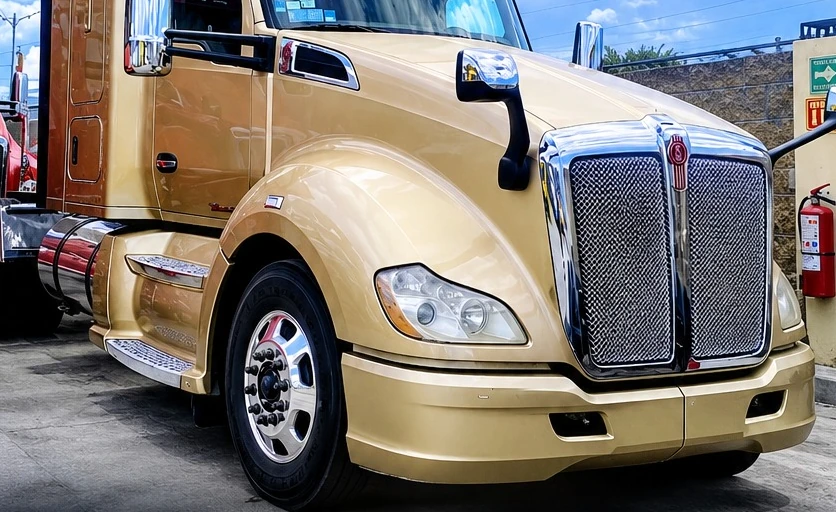 Fotografía real del Kenworth T680, modelo 2020, color Beige/dorado, referencia KW-004