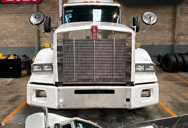 Fotografía real del Kenworth T800, modelo 2020, color Blanco, referencia KW-005